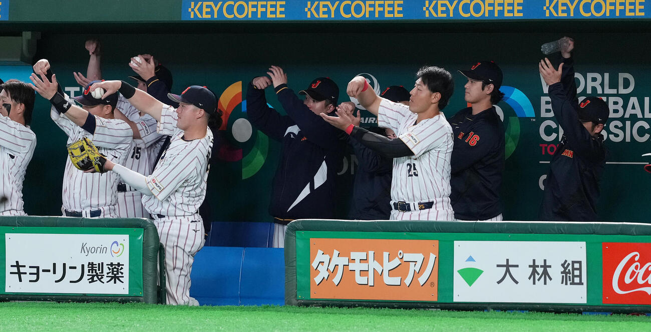 日本対チェコ　8回裏日本2死一塁、牧原大の左前打にお茶たてポーズする大谷（右から2人目）らベンチ（撮影・鈴木みどり）
