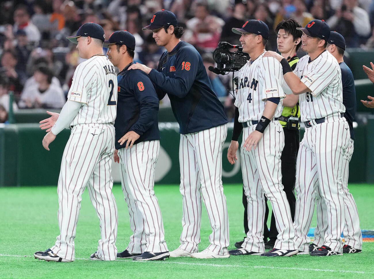 日本対チェコ　チェコに勝利し、近藤（左から2人目）の肩に手を置く大谷（中央）（撮影・鈴木みどり）