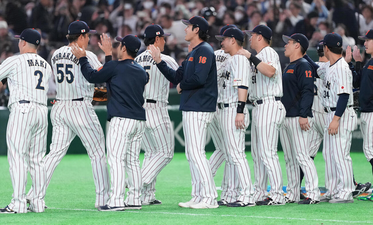 日本対チェコ　チェコに勝利し、ナインを迎える大谷（中央）（撮影・鈴木みどり）