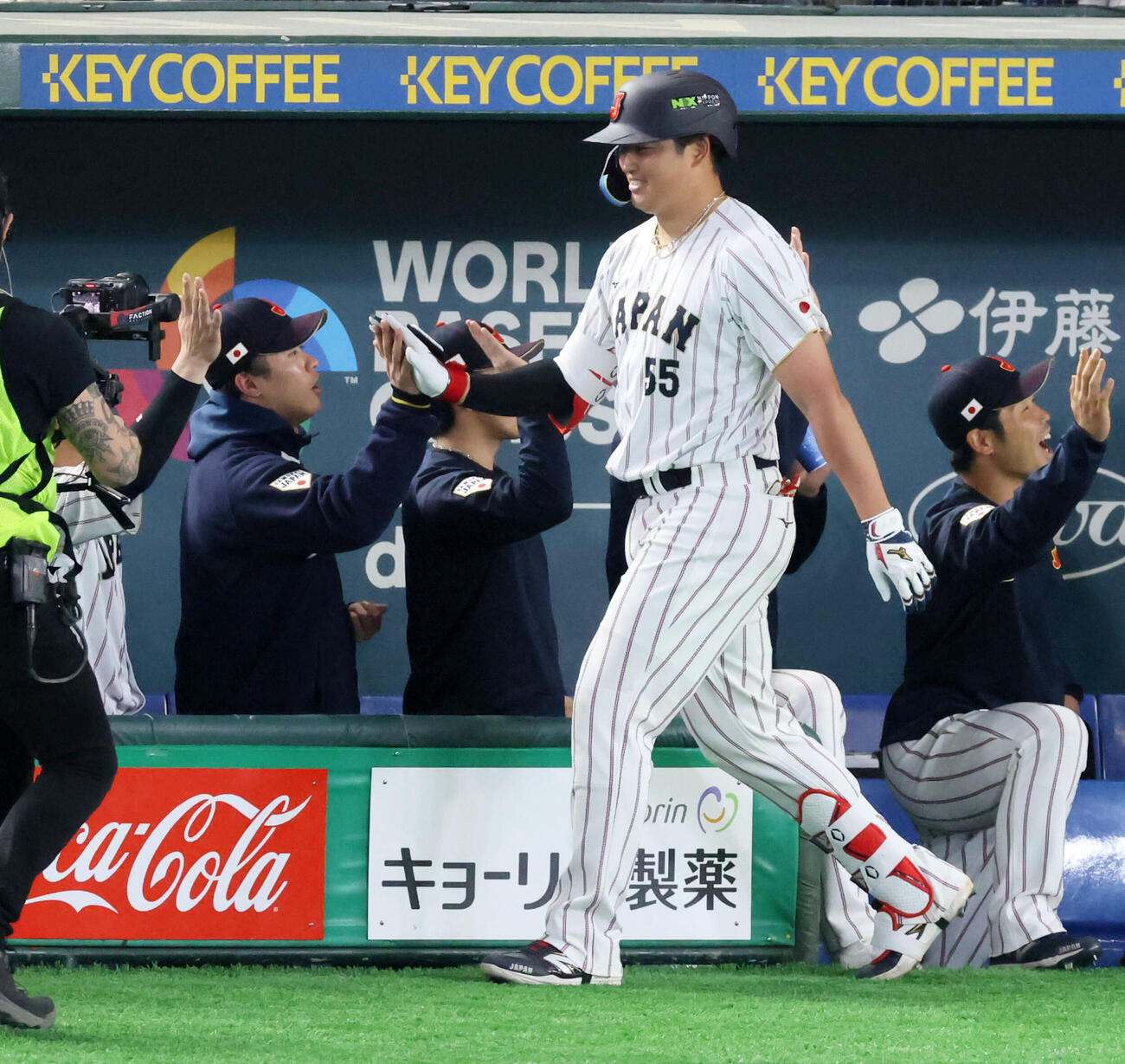 日本対チェコ　8回裏日本2死満塁塁、村上は中越え満塁本塁打を放ちベンチのナインとタッチする（撮影・加藤哉）