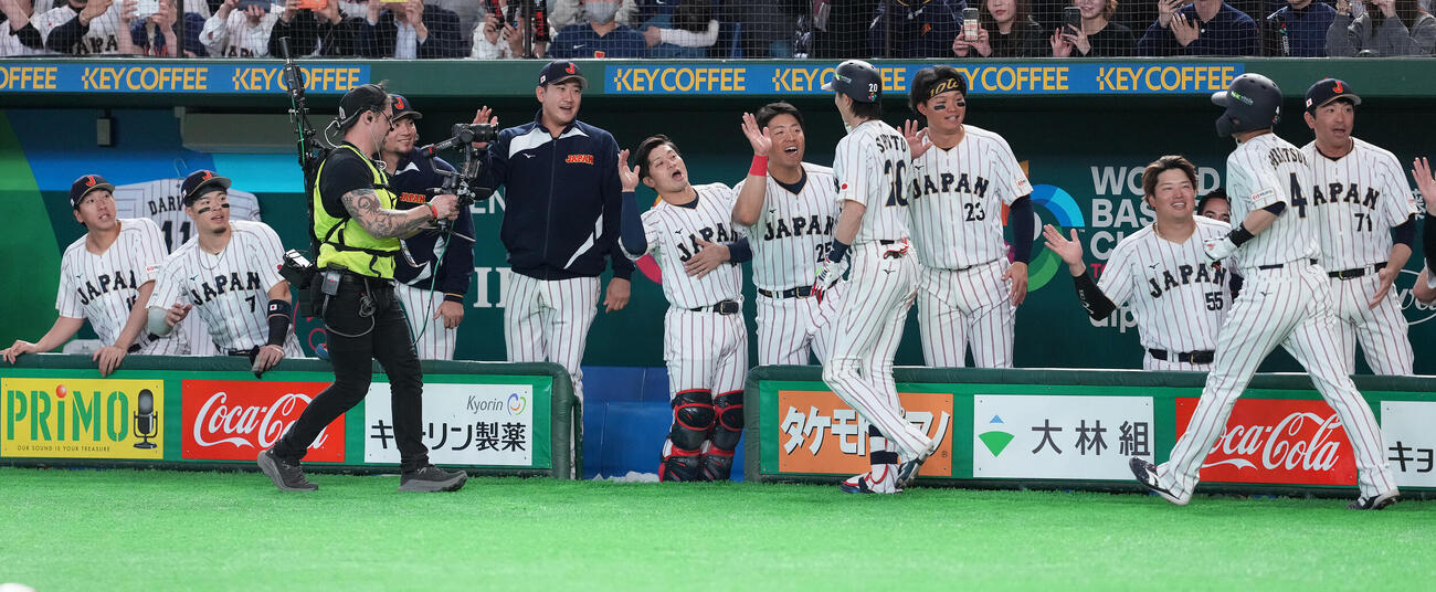 日本対チェコ　8回裏日本2死一、二塁、3点本塁打を放った周東（手前中央）を迎えるベンチ（撮影・鈴木みどり）
