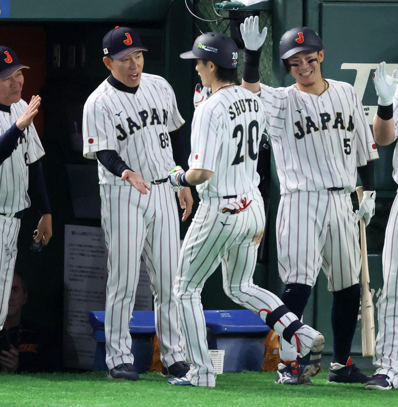 日本対チェコ　8回裏日本2死一、二塁、周東は右越え3点本塁打を放ちベンチの井端監督（左）とタッチする（撮影・加藤哉）