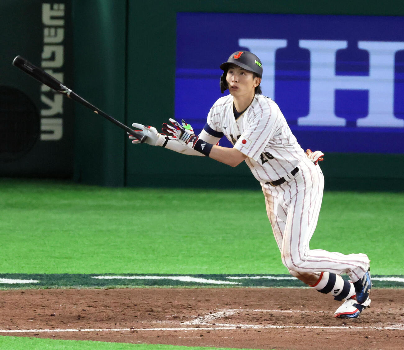 日本対チェコ　8回裏日本2死一、二塁、周東は右越え3点本塁打を放つ（撮影・加藤哉）
