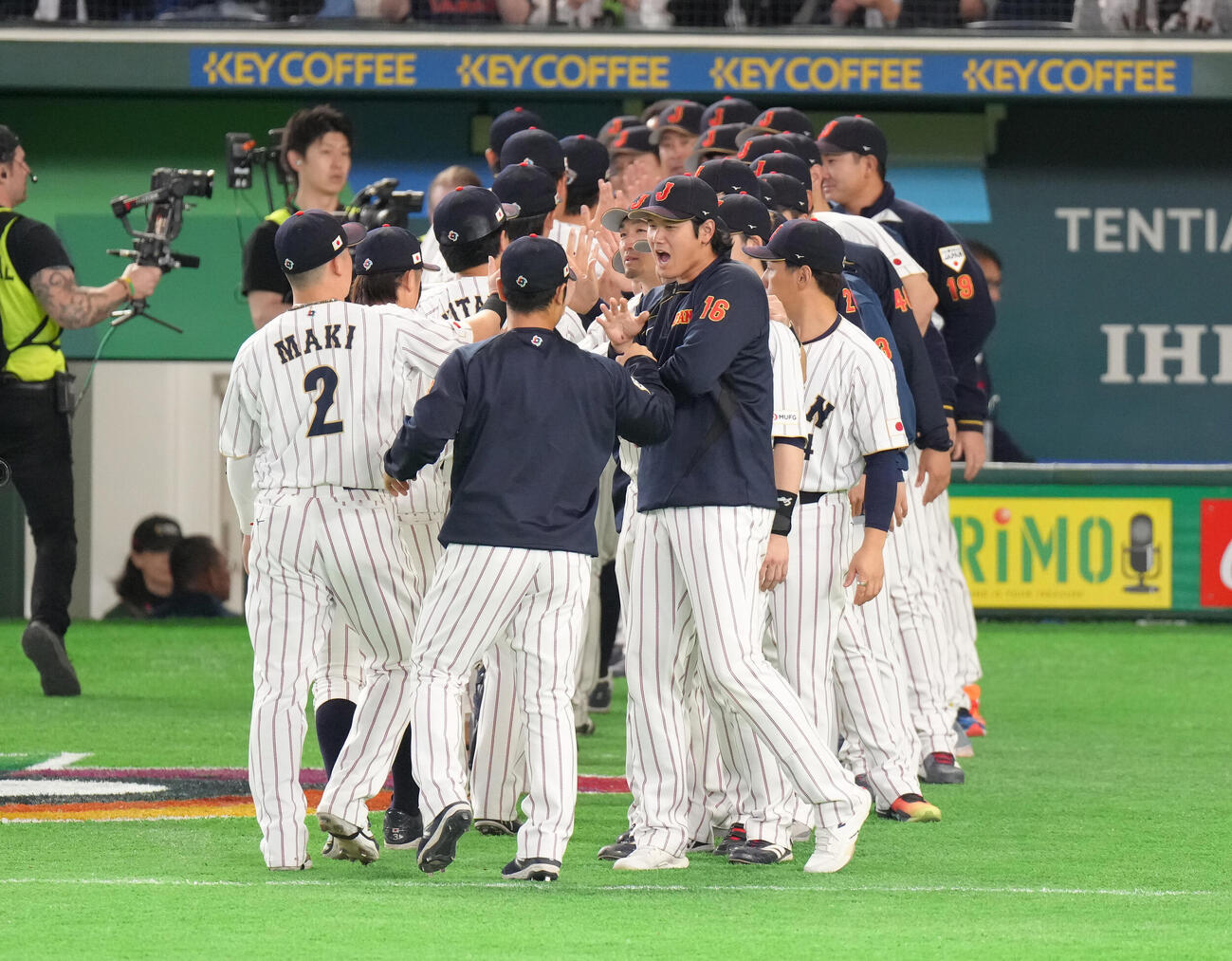 日本対チェコ　チェコに快勝しタッチを交わす大谷翔平（右）ら（撮影・足立雅史）