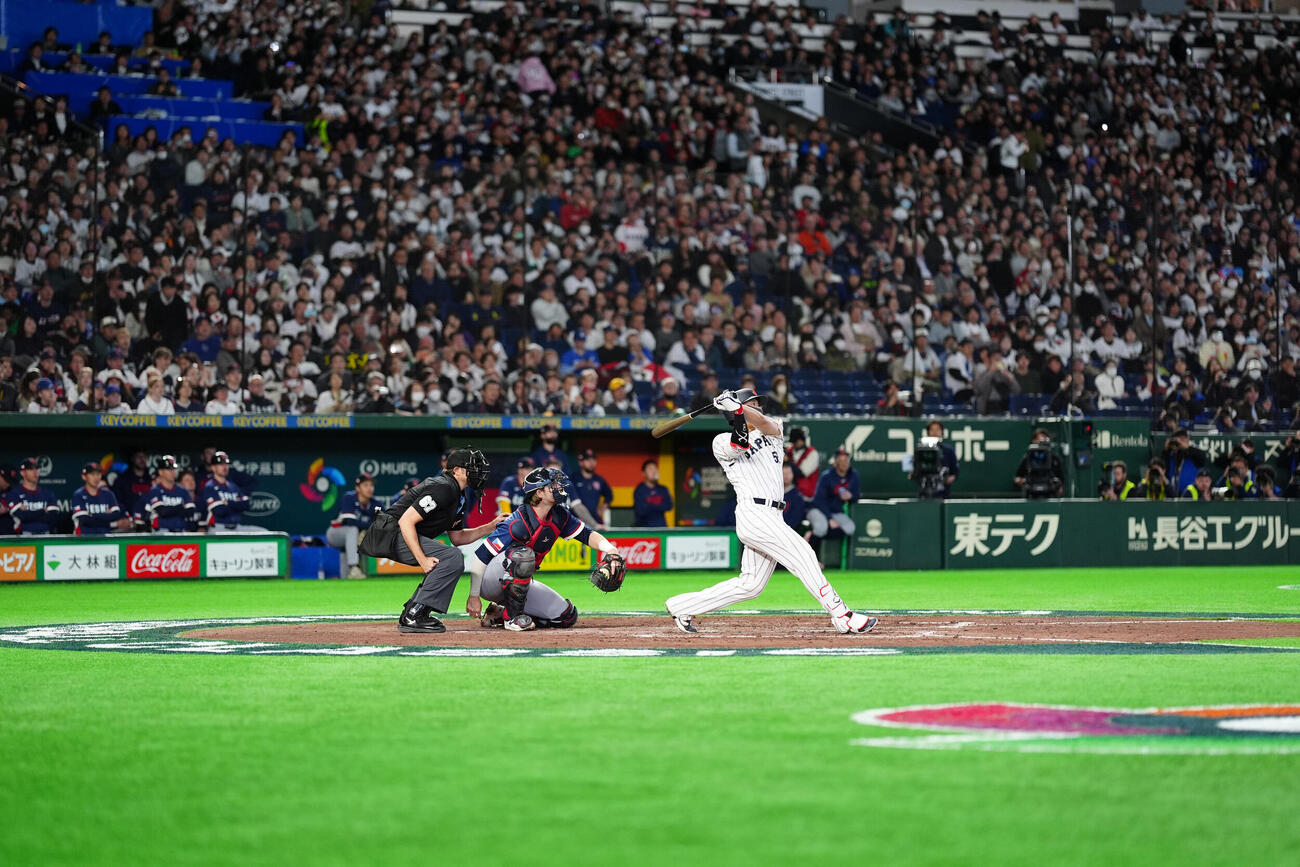 日本対チェコ　8回裏日本2死満塁、満塁本塁打を放つ村上（撮影・江口和貴）