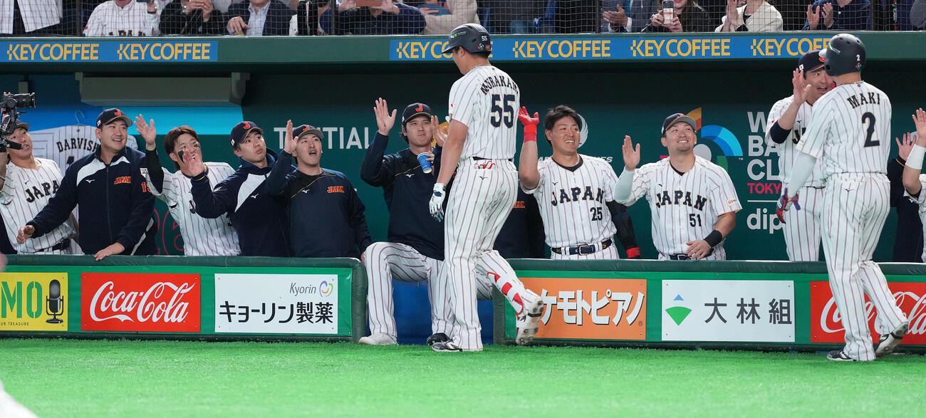 日本対チェコ　8回裏日本2死満塁、満塁本塁打を放った村上（中央手前）を迎える大谷（左から6人目）らベンチ（撮影・鈴木みどり）