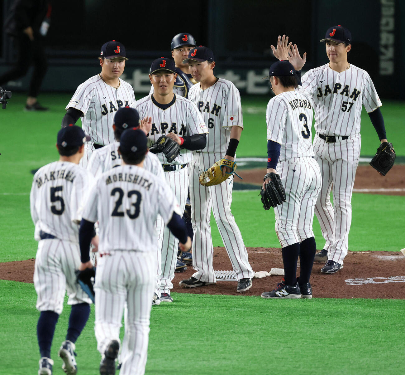 日本対チェコ　チェコに勝利しナインとタッチする北山（撮影・加藤哉）