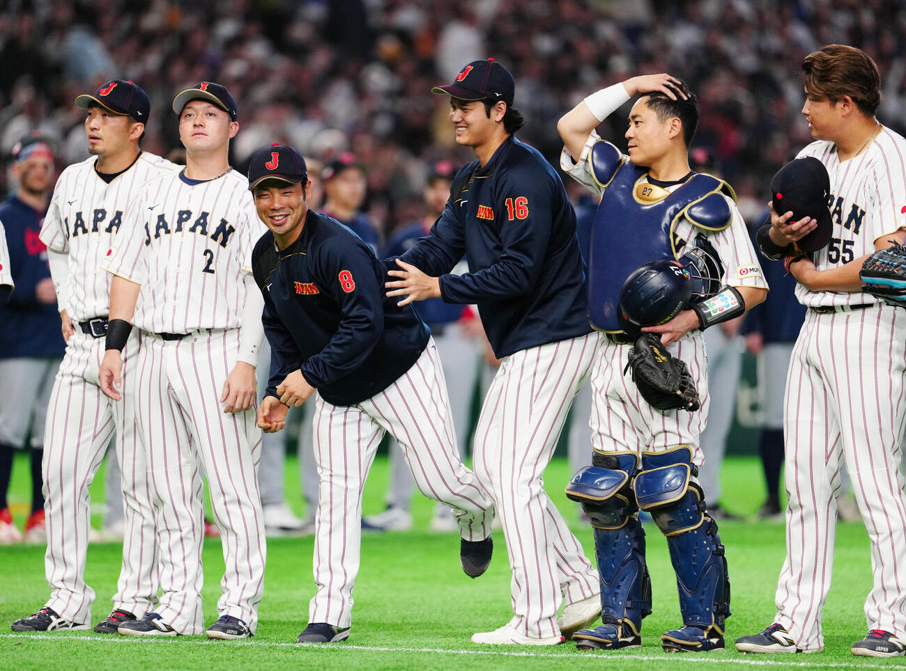 日本対チェコ　試合後、笑顔を見せる大谷（中央右）と近藤（同左）（撮影・江口和貴）