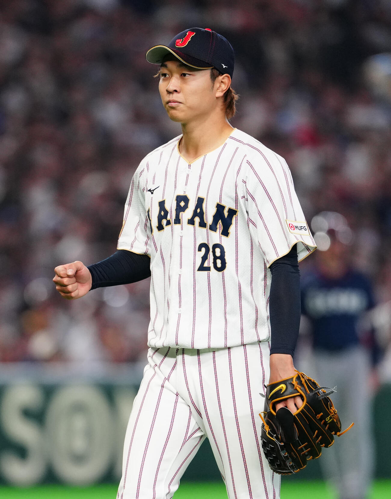 日本対チェコ　2回表終了後、拳を握り、ベンチに引き揚げる先発の高橋宏（撮影・江口和貴）
