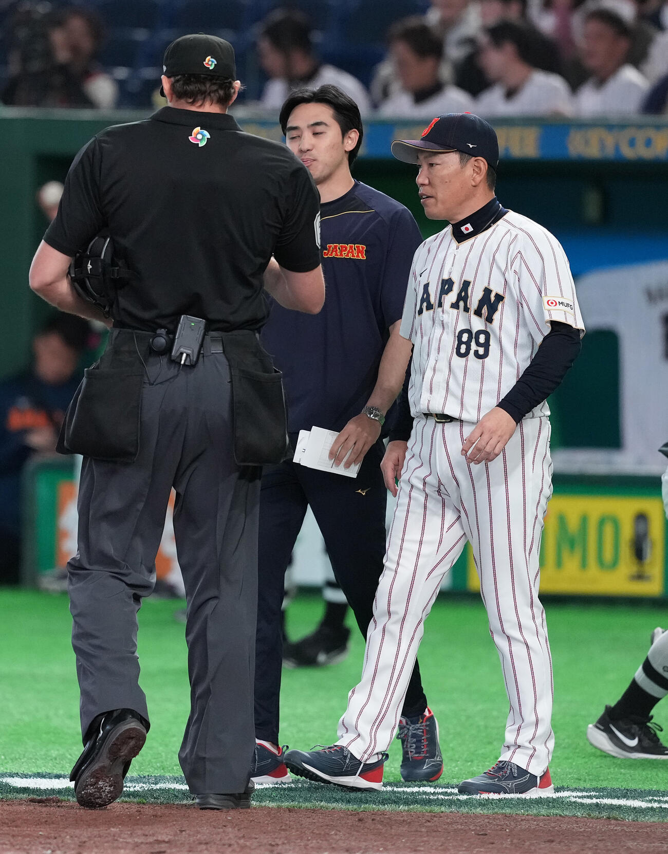 日本対チェコ　5回表、先発高橋宏斗の降板を告げる井端監督（右）（撮影・鈴木みどり）