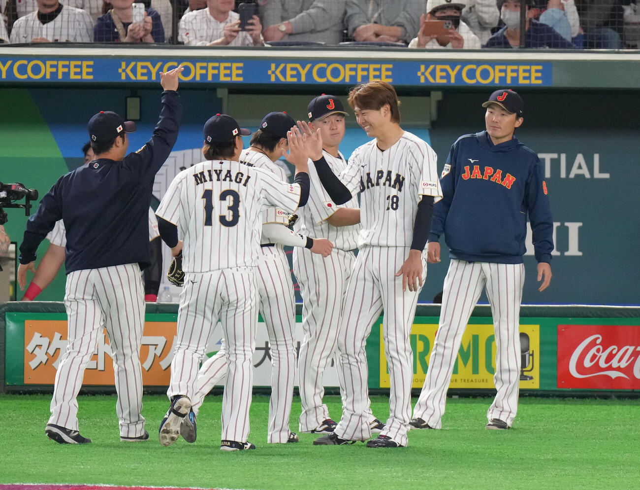 日本対チェコ　5回途中無失点の高橋宏（中央右）は笑顔で宮城（同左）とタッチを交わす（撮影・足立雅史）