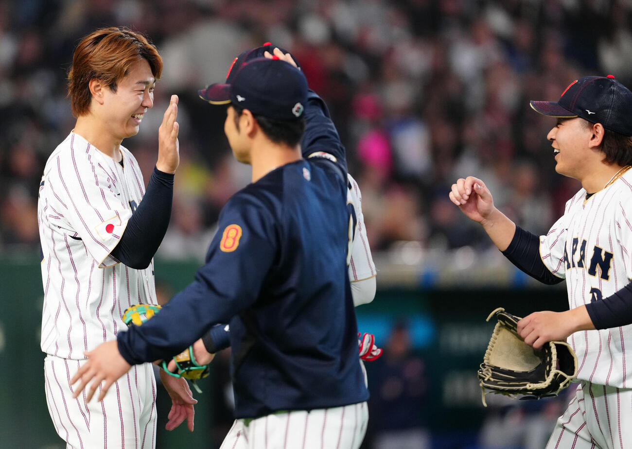 日本対チェコ　5回表終了後、2番手の宮城（右）を出迎える先発の高橋宏（撮影・江口和貴）