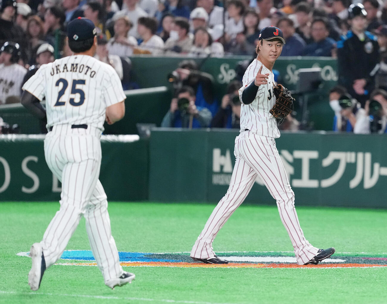 日本対チェコ　2回表を抑え、岡本（左）を迎える高橋宏（撮影・鈴木みどり）