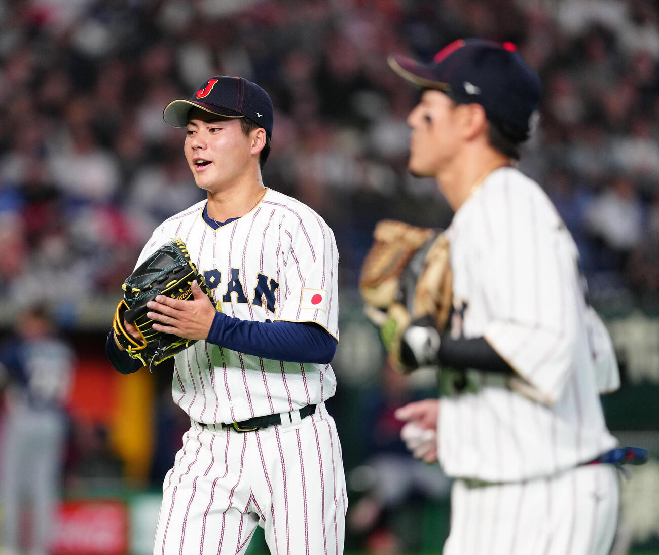 日本対チェコ　8回表終了後、ベンチに引き揚げる3番手の金丸（撮影・江口和貴）