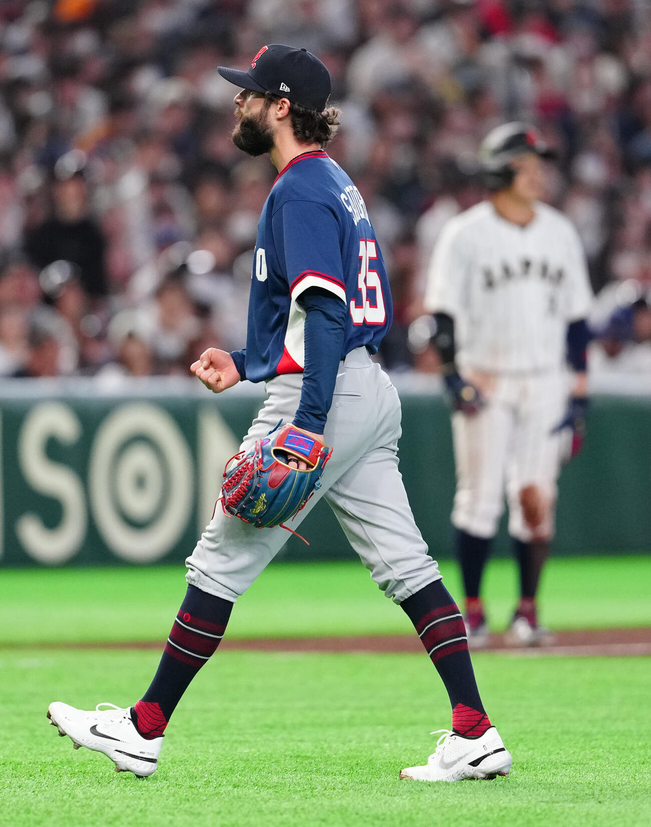日本対チェコ　4回裏終了後、ガッツポーズでベンチに引き揚げるチェコ先発のサトリア（撮影・江口和貴）