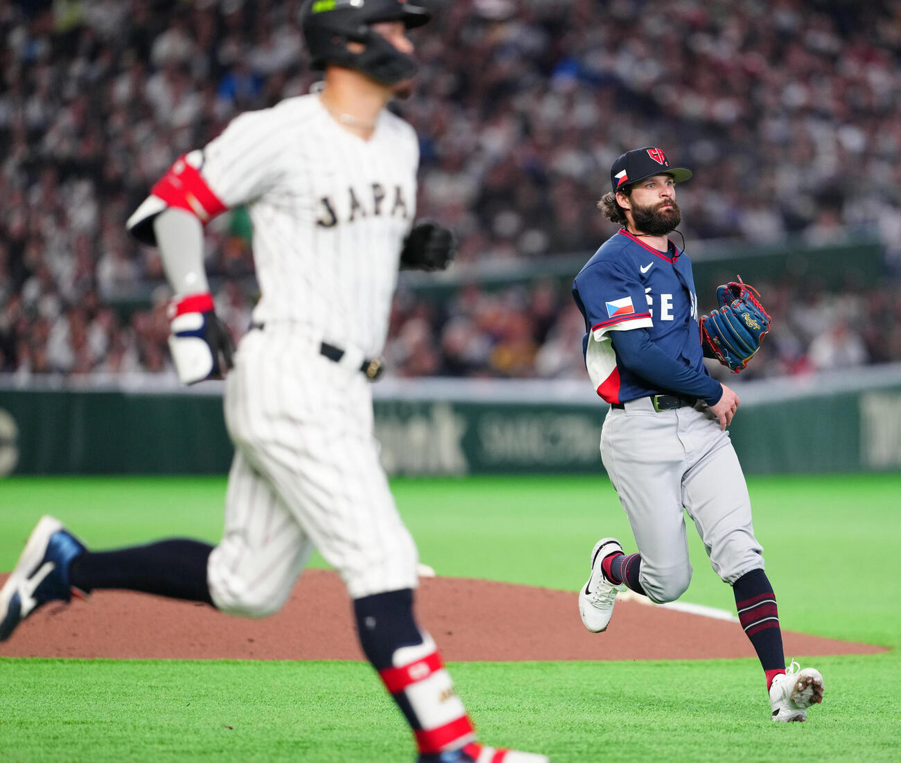 日本対チェコ　3回裏日本2死一塁、佐藤（手前）を投ゴロに仕留めるサトリア（撮影・江口和貴）