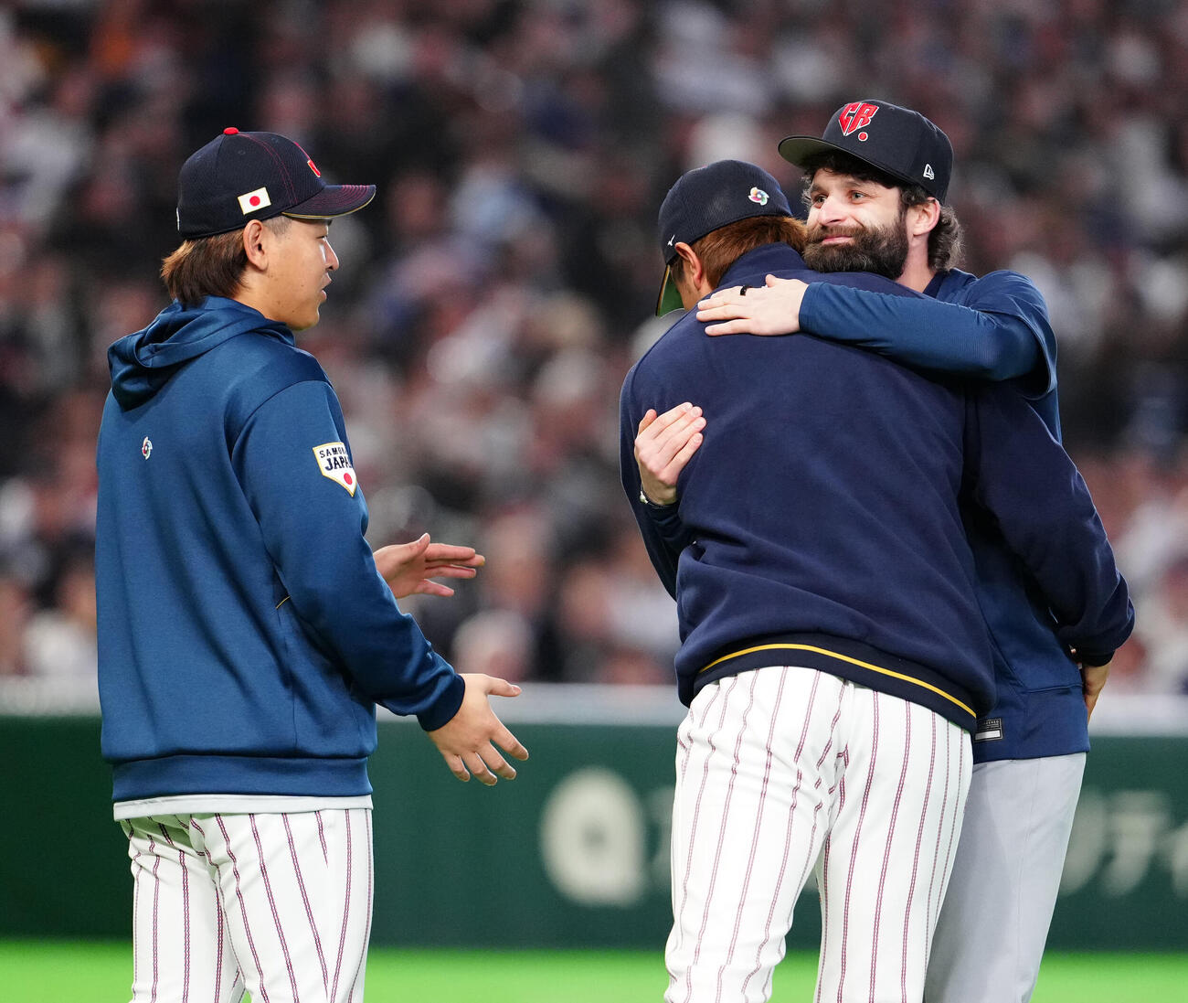 日本対チェコ　試合後、宮城（左）、高橋宏（中央）とあいさつを交わすチェコのサトリア（撮影・江口和貴）