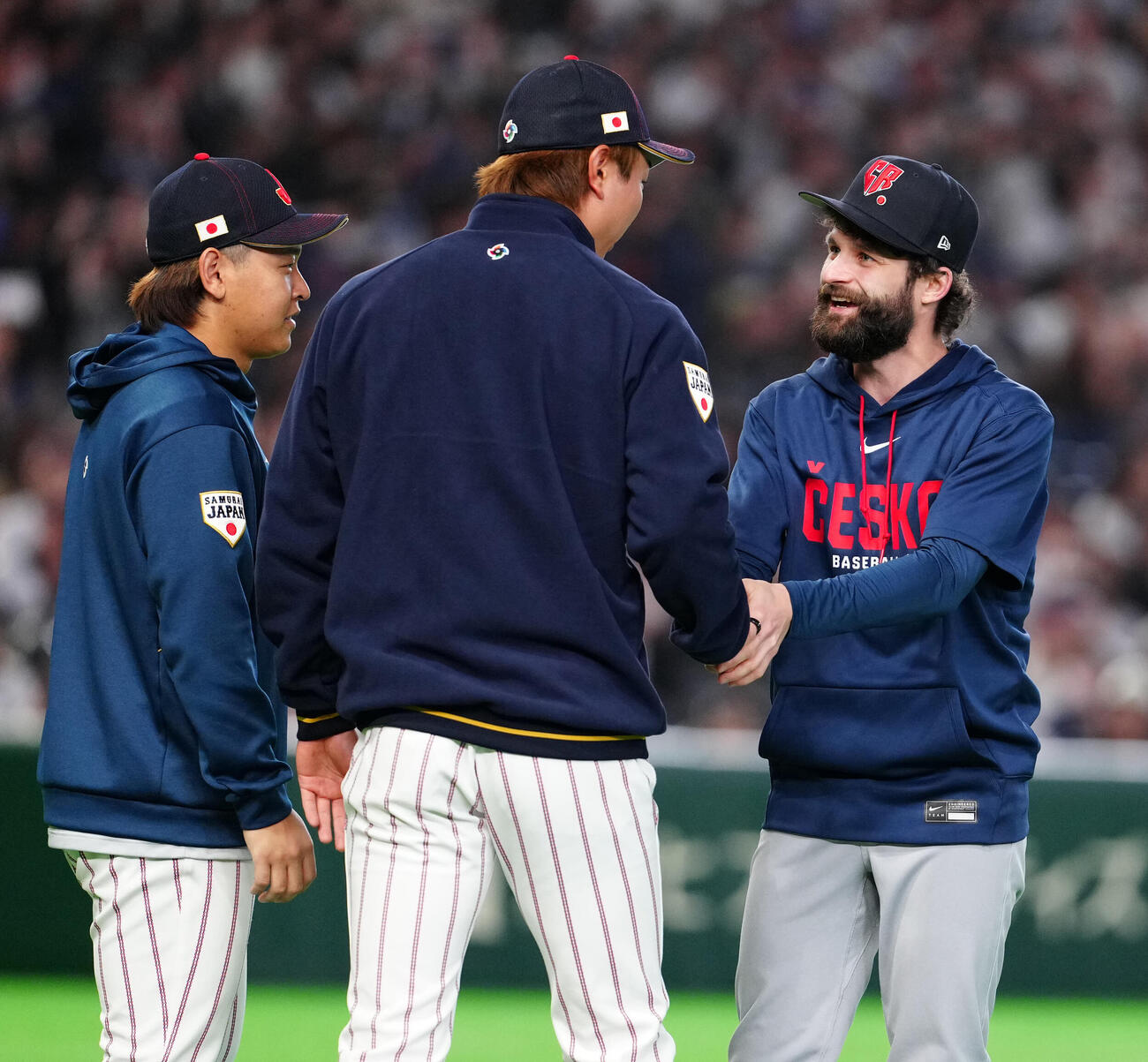 日本対チェコ　試合後、宮城（左）、高橋宏（中央）とあいさつを交わすチェコのサトリア（撮影・江口和貴）