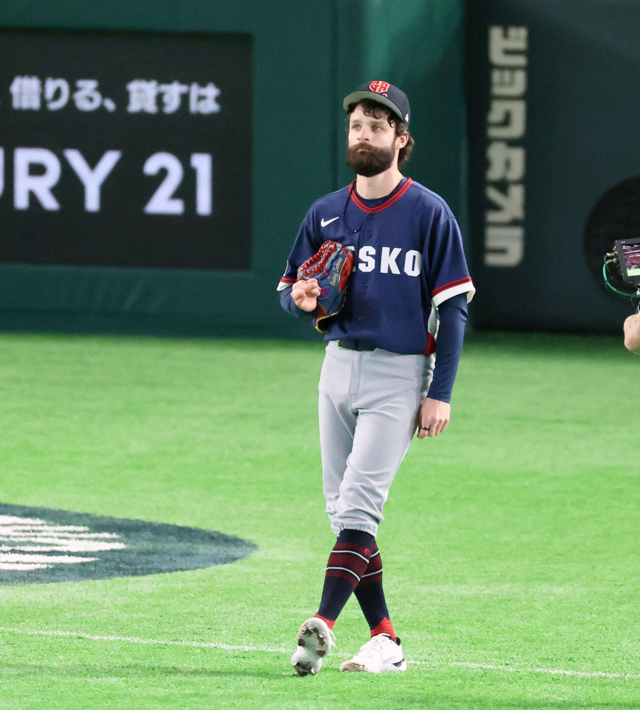 日本対チェコ　5回裏日本2死二塁、投手交代で場内を見渡しながらベンチへ引き揚げるサトリア（撮影・加藤哉）