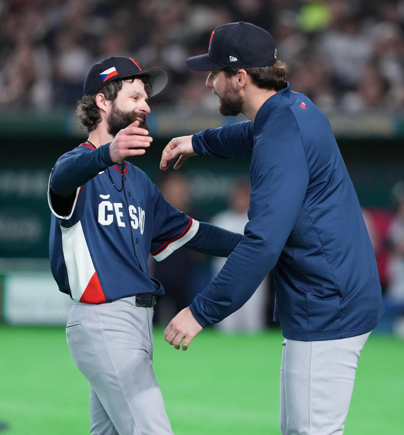 日本対チェコ　5回裏途中、球数制限まで投げたチェコ先発サトリア（左）は笑顔でベンチへ戻る（撮影・鈴木みどり）