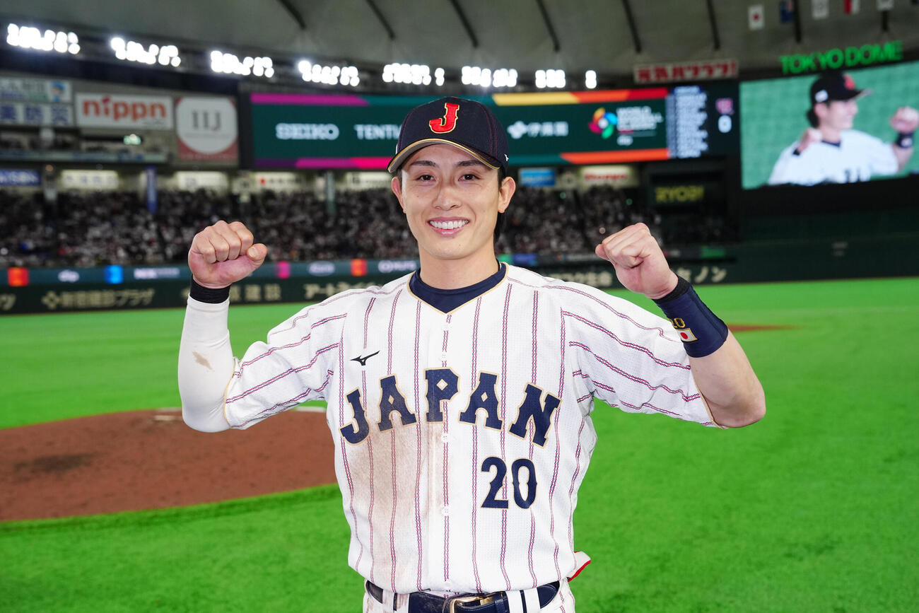 日本対チェコ　試合後、ガッツポーズを見せる周東（撮影・江口和貴）