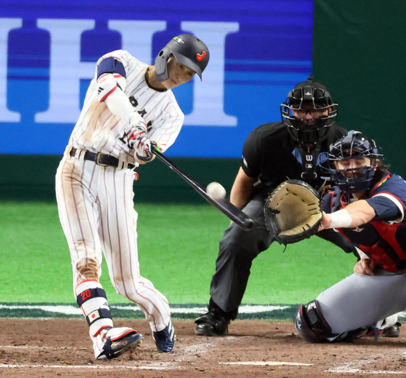 日本対チェコ　8回裏日本2死一、二塁、周東は右越え3点本塁打を放つ（撮影・加藤哉）