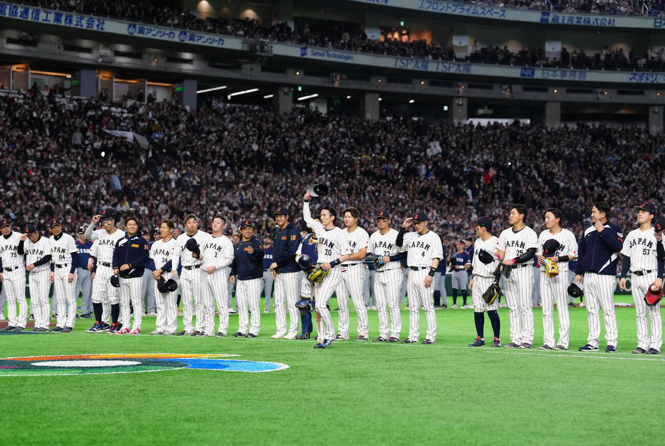 日本対チェコ　試合後、整列しあいさつする周東（中央）ら日本代表の選手たち（撮影・江口和貴）