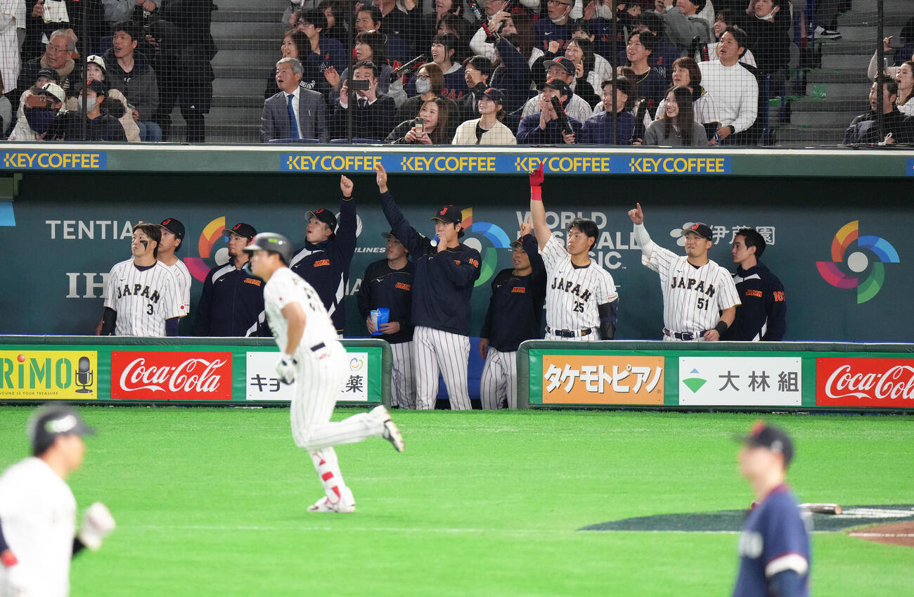日本対チェコ　8回裏日本2死満塁、村上の満塁本塁打となる打球を見つめる大谷（中央）ら（撮影・足立雅史）