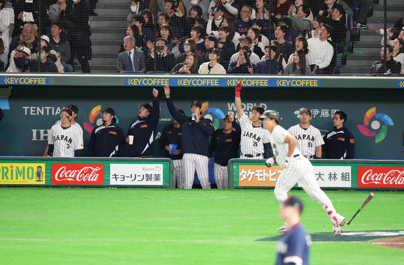 日本対チェコ　8回裏日本2死満塁、村上の満塁本塁打となる打球を見つめる大谷（中央）ら（撮影・足立雅史）