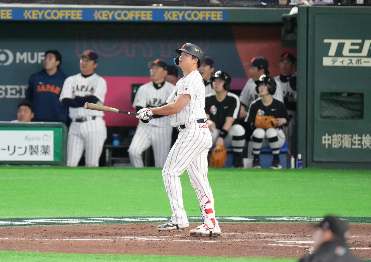 日本対チェコ　8回裏日本2死満塁、村上は満塁本塁打を放つ（撮影・足立雅史）