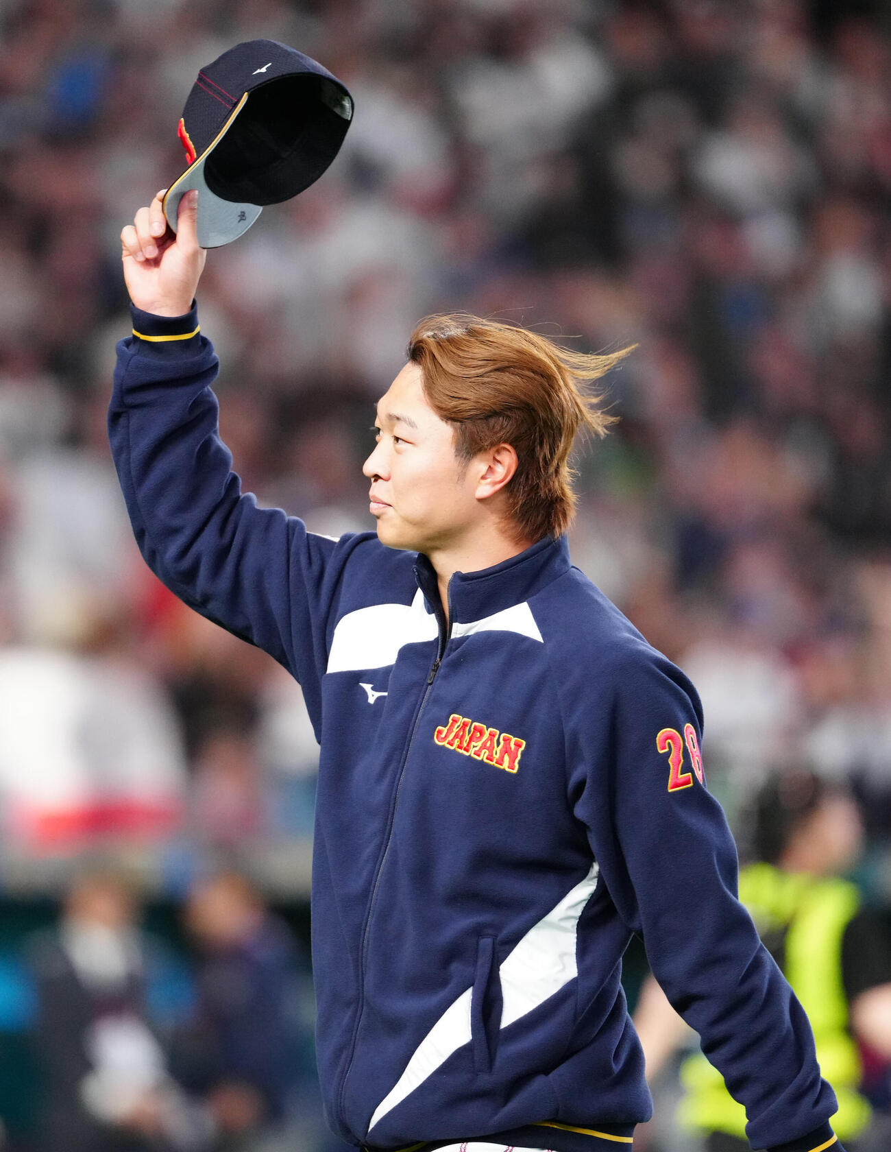 日本対チェコ　試合後、あいさつする高橋宏（撮影・江口和貴）