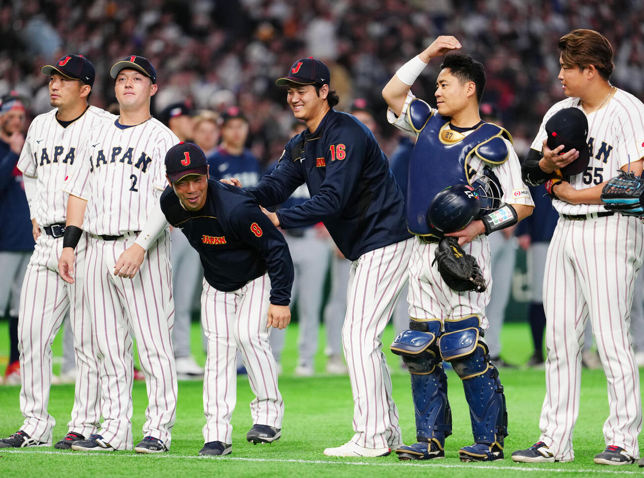 日本対チェコ　試合後、笑顔を見せる大谷（中央右）と近藤（同左）（撮影・江口和貴）