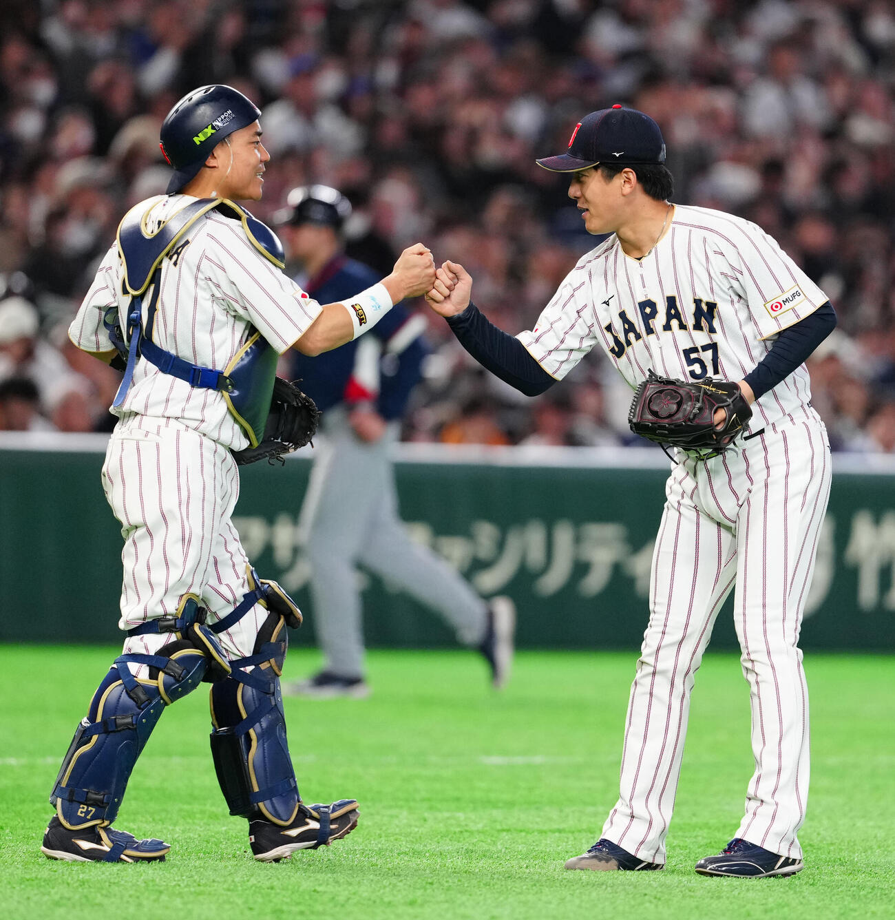 日本対チェコ　試合後、タッチを交わす4番手の北山（右）と捕手中村悠（撮影・江口和貴）