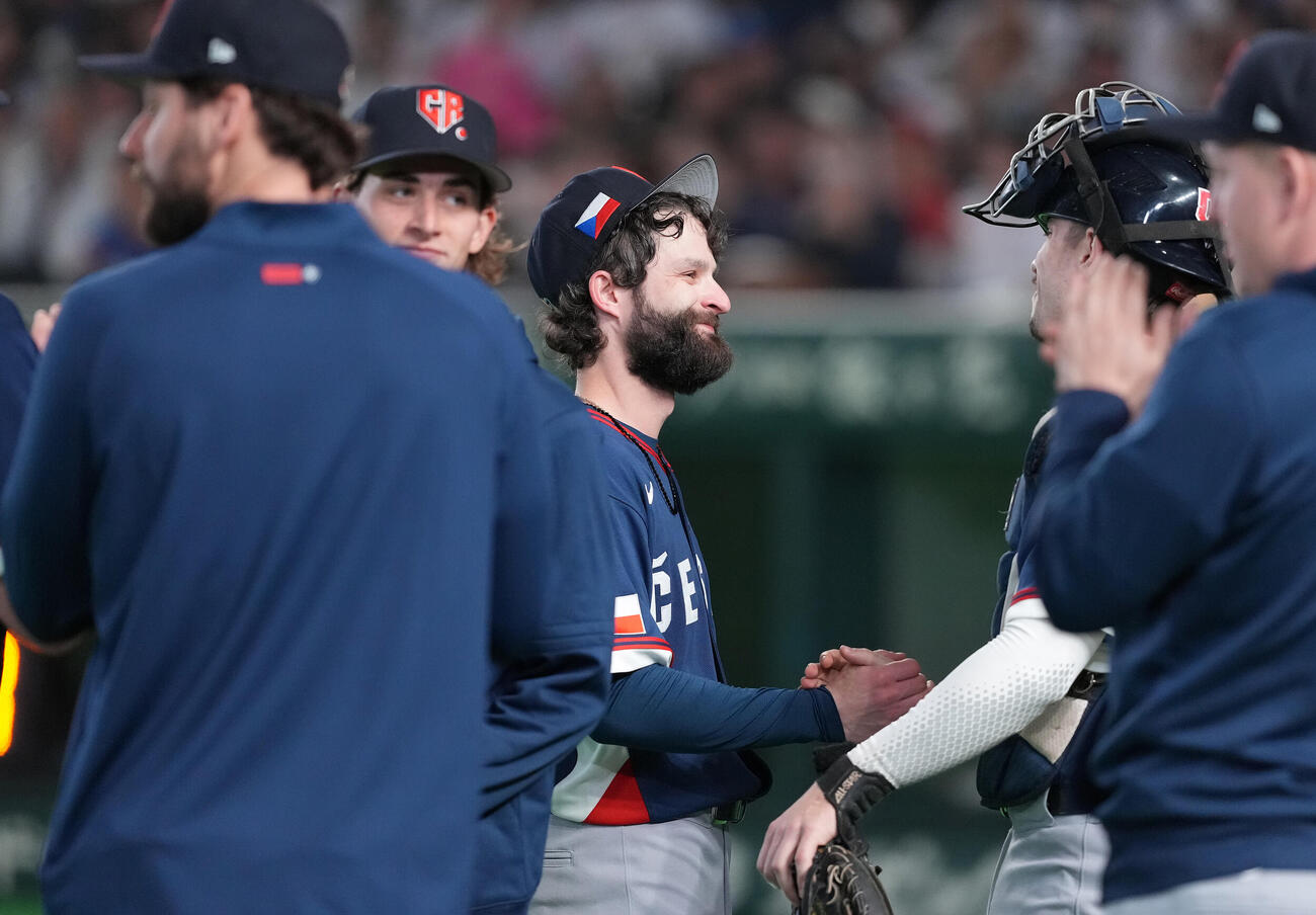日本対チェコ　5回裏途中、球数制限まで投げたチェコ先発サトリア（中央）は笑顔でベンチへ戻る（撮影・鈴木みどり）