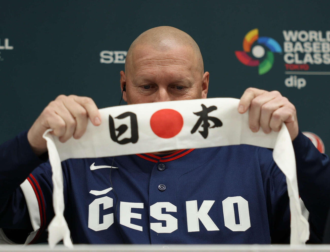 日本対チェコ　試試合後の会見に臨むチェコのパベル・ハジム監督（読売新聞社提供）