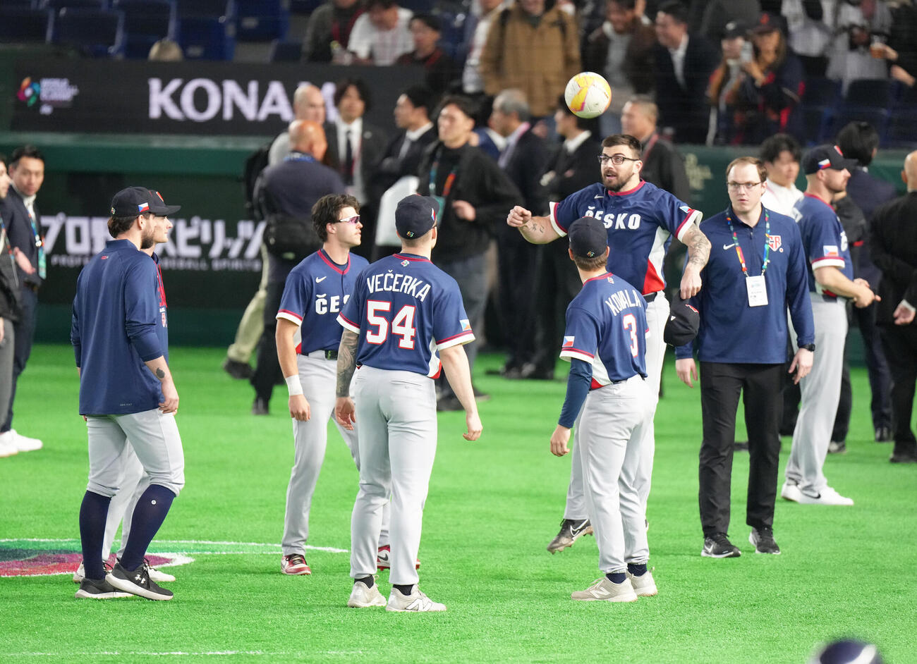 日本対チェコ　試合後のグラウンドでサッカーをするチェコ代表（撮影・足立雅史）