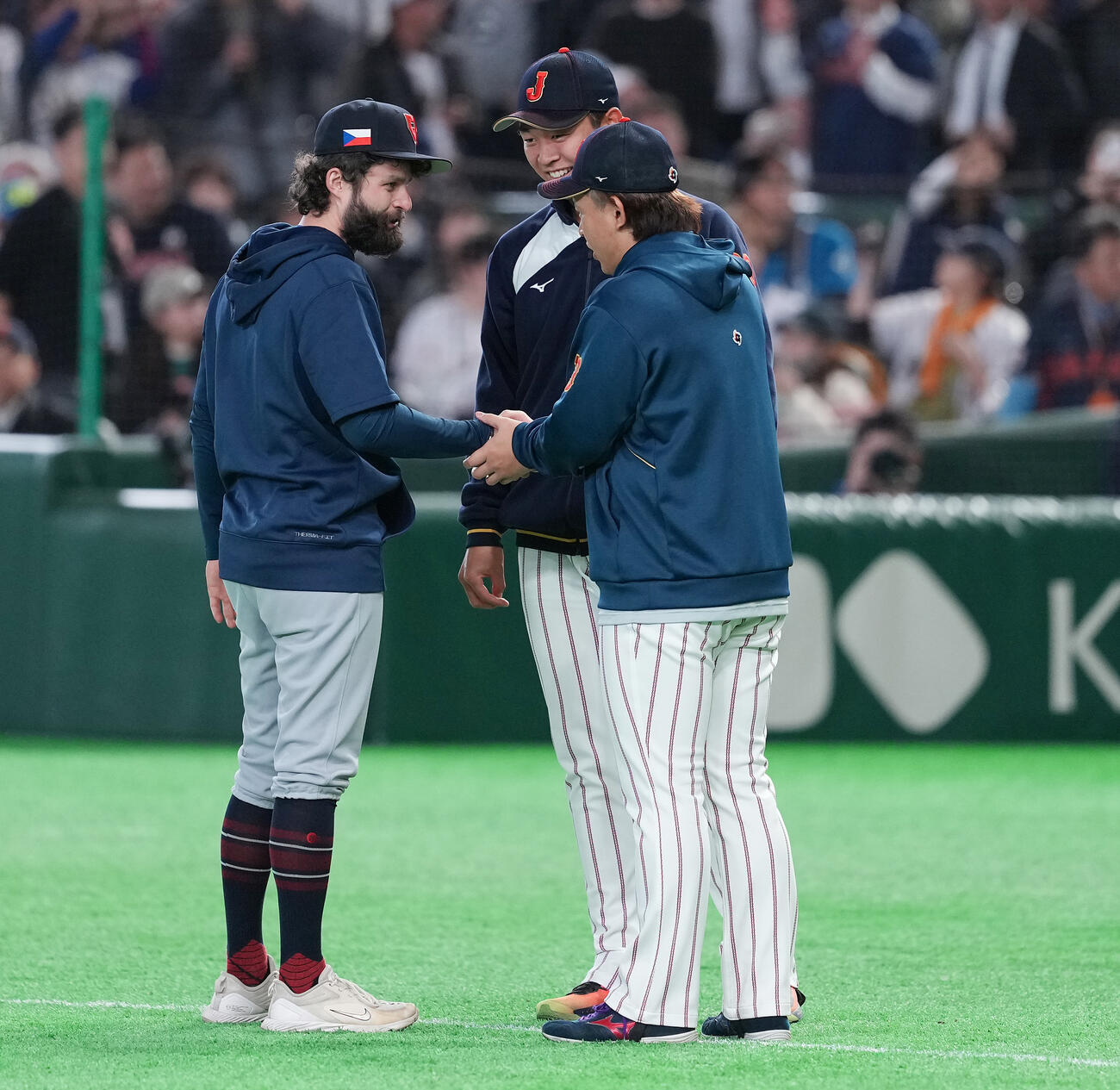 日本対チェコ　チェコのサトリア（左）は高橋宏（中央）、宮城と健闘をたたえ合う（撮影・鈴木みどり）