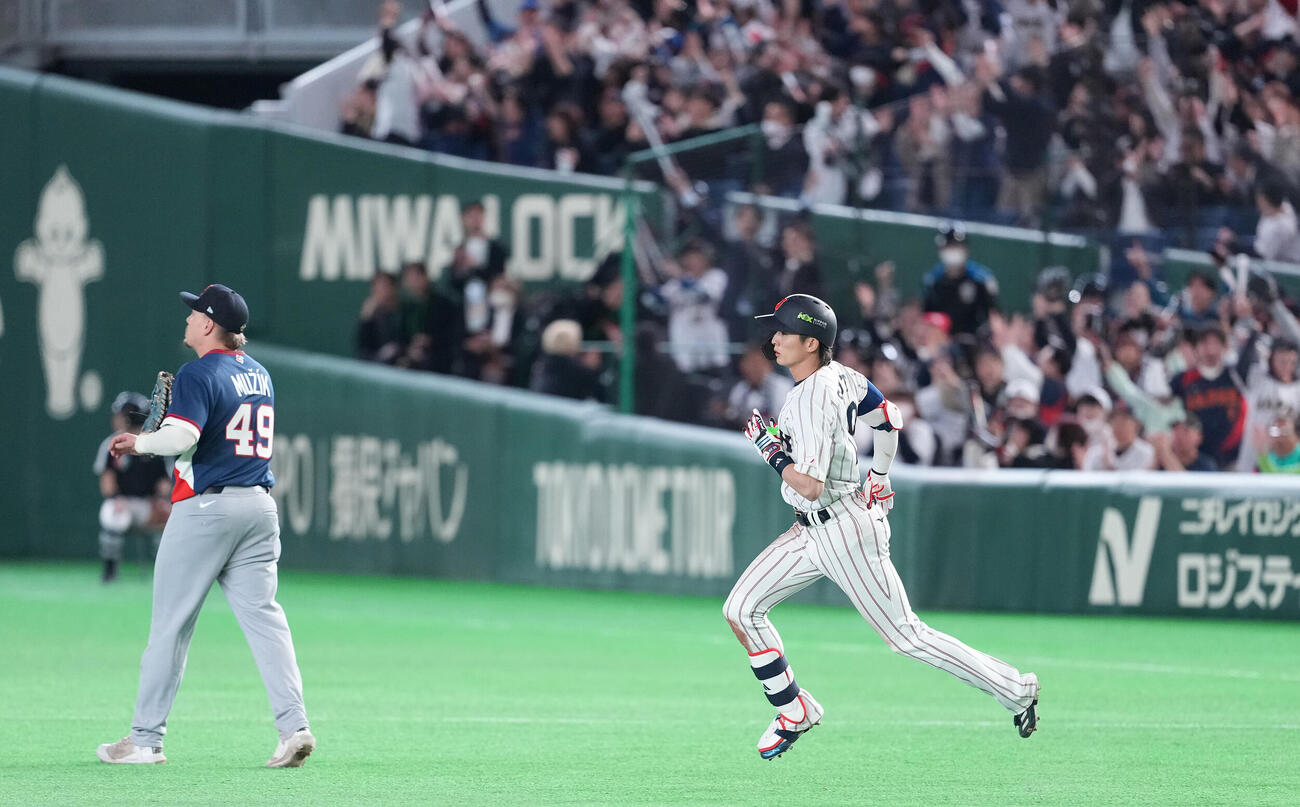 日本対チェコ　8回裏日本2死一、二塁、3点本塁打を放ち、ダイヤモンドをまわる周東（撮影・鈴木みどり）