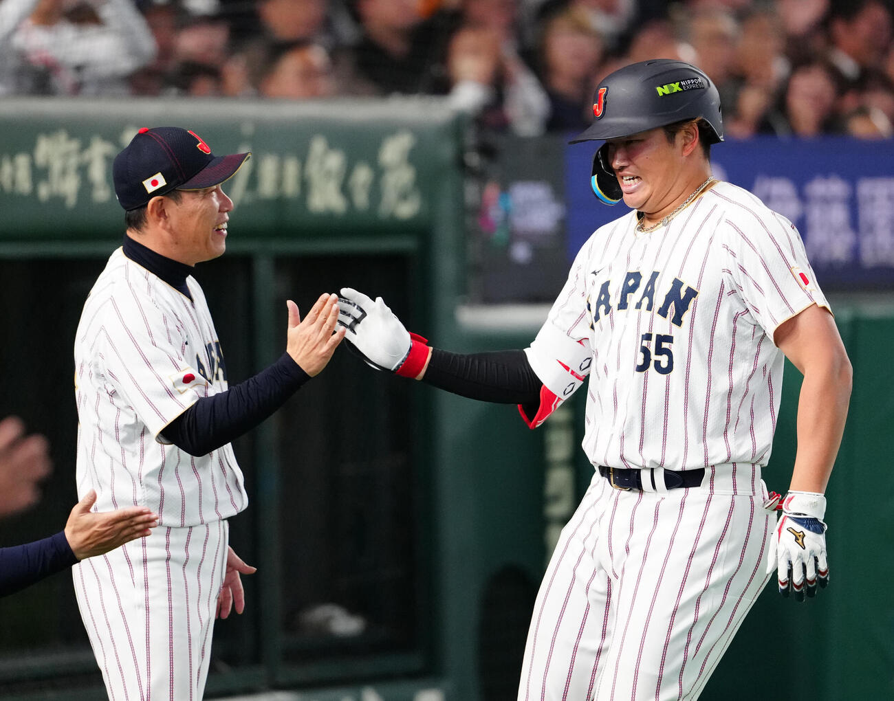 日本対チェコ　8回裏日本2死満塁、満塁本塁打を放ち井端監督（左）とタッチを交わす村上（撮影・江口和貴）
