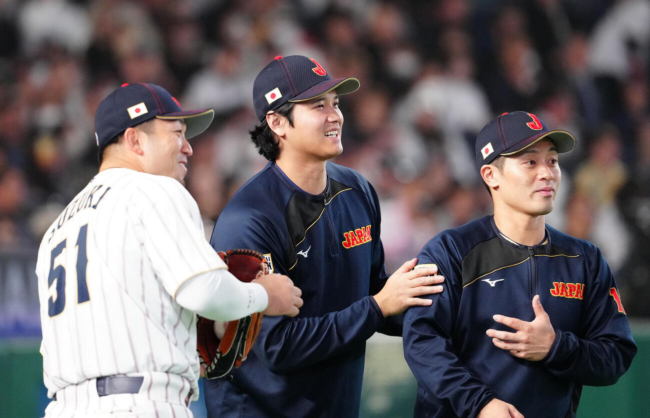 日本対チェコ　3回表終了後、チームメートを出迎える、左から鈴木、大谷、坂本（撮影・江口和貴）
