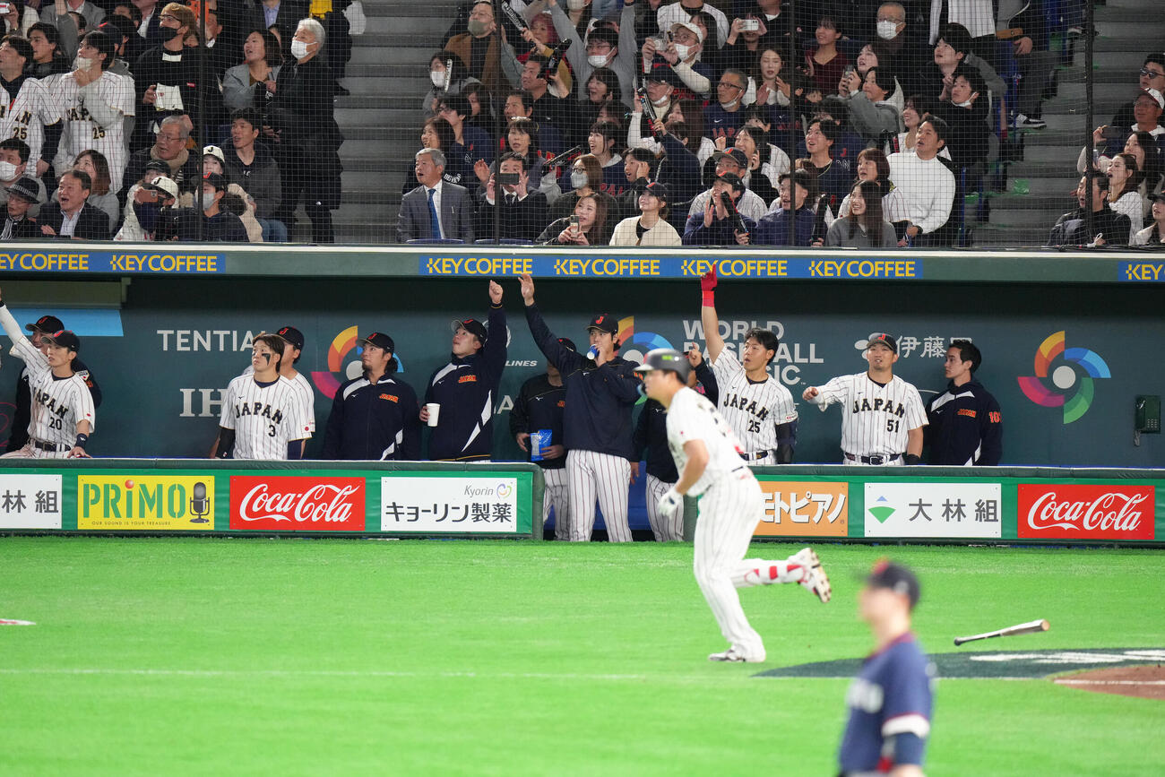 日本対チェコ　8回裏日本2死満塁、村上の満塁本塁打となる打球を見つめる大谷（中央）ら（撮影・足立雅史）