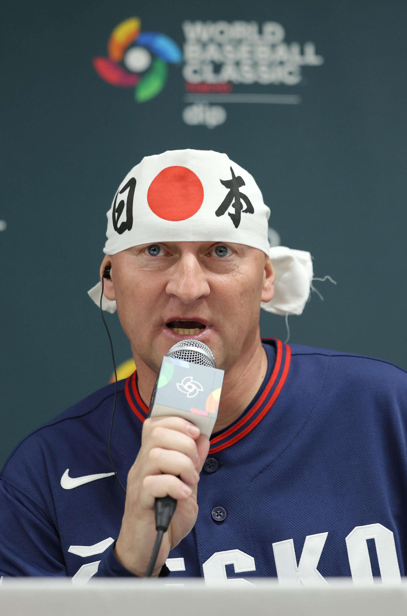 日本対チェコ　試試合後の会見に臨むチェコのパベル・ハジム監督（読売新聞社提供）
