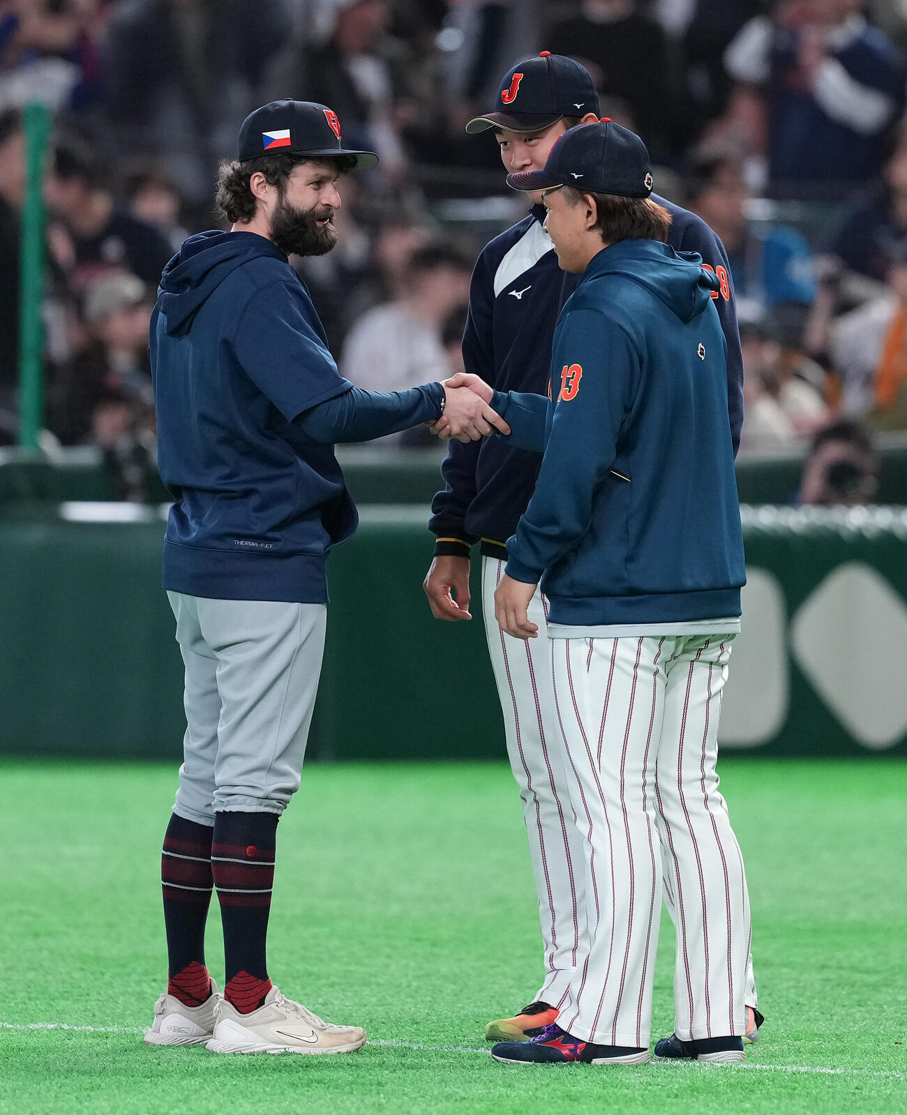 日本対チェコ　チェコのサトリア（左）は高橋宏（中央）、宮城と健闘をたたえ合う（撮影・鈴木みどり）