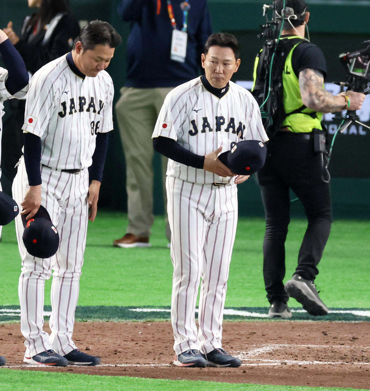 日本対チェコ　チェコに勝利しスタンドのファンにあいさつする侍ジャパン井端監督。左は金子ヘッドコーチ（撮影・加藤哉）