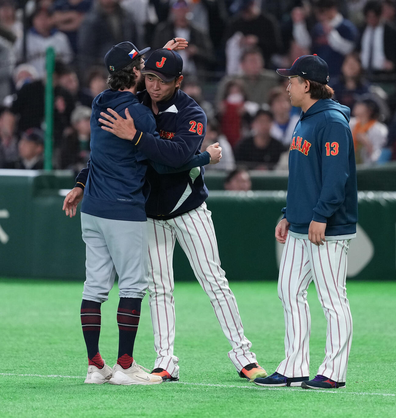 日本対チェコ　チェコのサトリア（左）は高橋宏（中央）、宮城と健闘をたたえ合う（撮影・鈴木みどり）