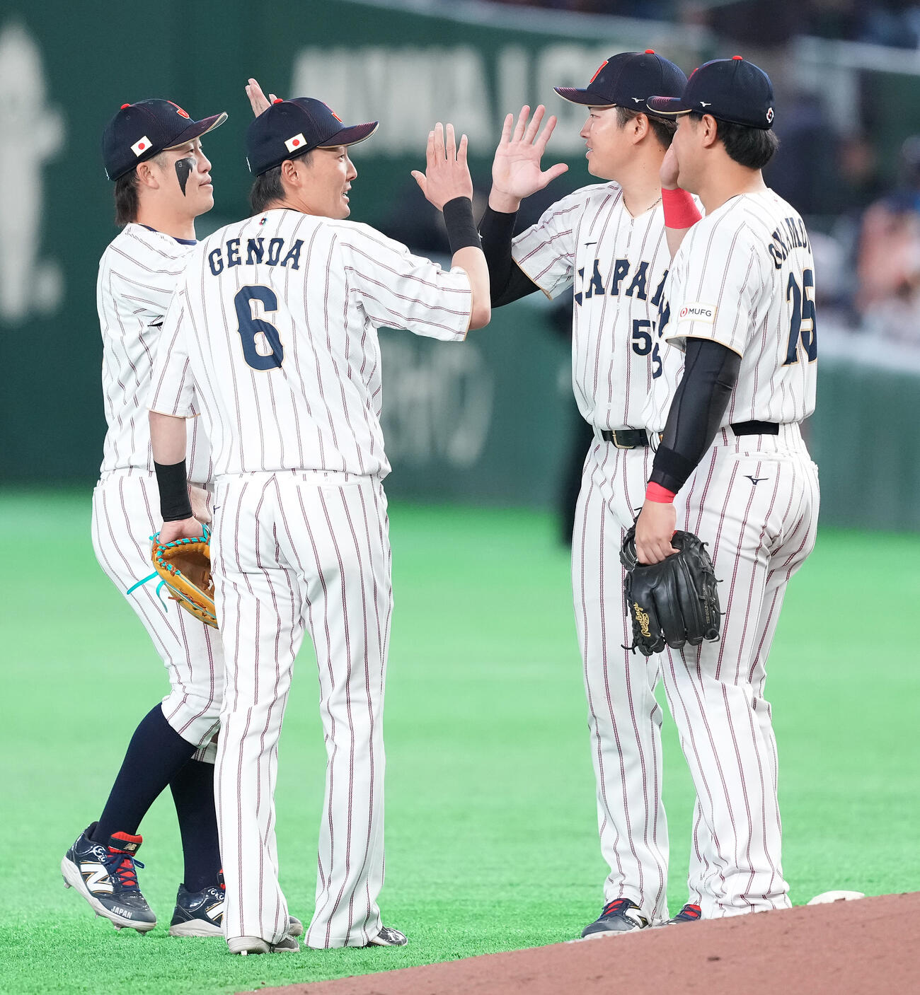 日本対チェコ　チェコに勝利しタッチを交わす村上（右から2人目）ら（撮影・鈴木みどり）