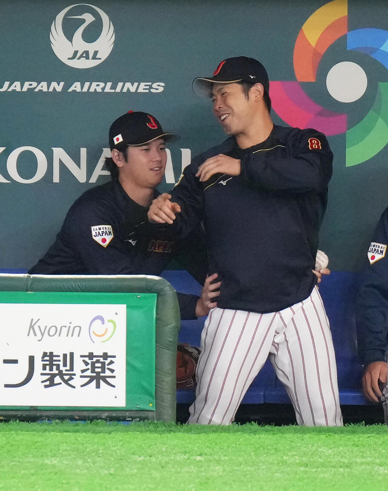 日本対チェコ　ベンチで談笑する大谷（左）と近藤（撮影・足立雅史）