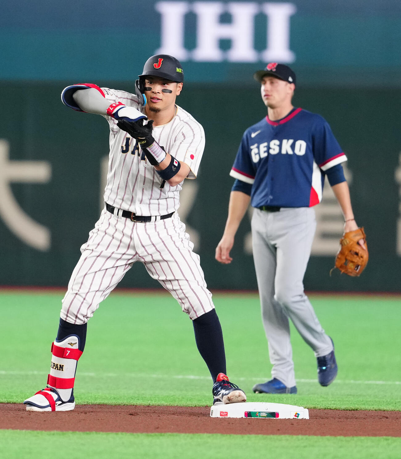日本対チェコ　1回裏日本1死、二塁打を放ち、お茶たてポーズを見せる佐藤（撮影・江口和貴）