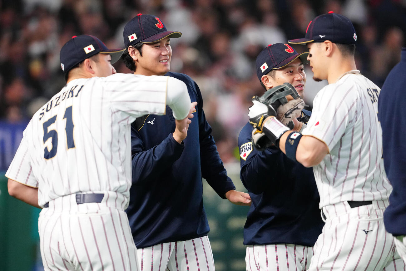日本対チェコ　3回表終了後、佐藤（右端）を出迎える、左から鈴木、大谷、坂本（撮影・江口和貴）