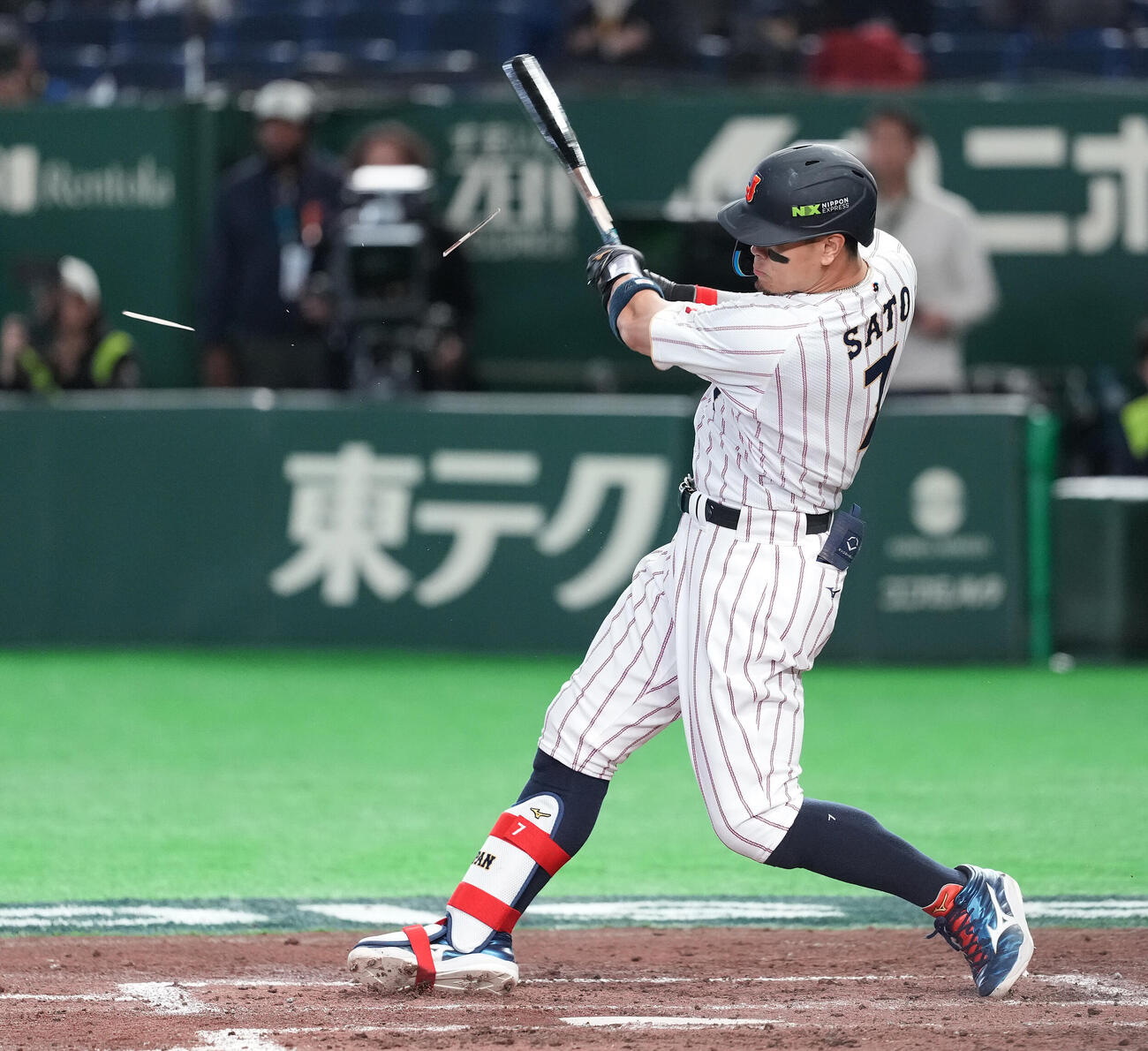 日本対チェコ　5回裏日本2死二塁、遊直に倒れる佐藤輝（撮影・鈴木みどり）